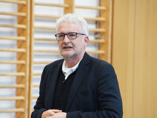 Theo Schnider, ssm Architekten AG, hob die unterschiedlichen Bauweisen hervor. Foto: Stiftung 3FO (FK)