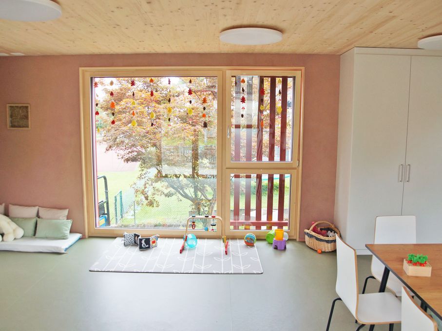 Grosse Fenster für viel Licht in der Kita. Foto: Stiftung 3FO (FK) Grosse Fenster für viel Licht in der Kita. Foto: Stiftung 3FO (FK)