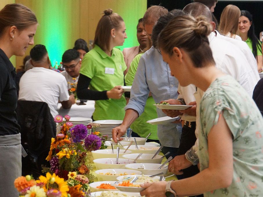 Für die Verpflegung sorgte Cucina Arte mit einem vielfältigen Salatbuffet... Foto: Stiftung 3FO (FK) Für die Verpflegung sorgte Cucina Arte mit einem vielfältigen Salatbuffet... Foto: Stiftung 3FO (FK)